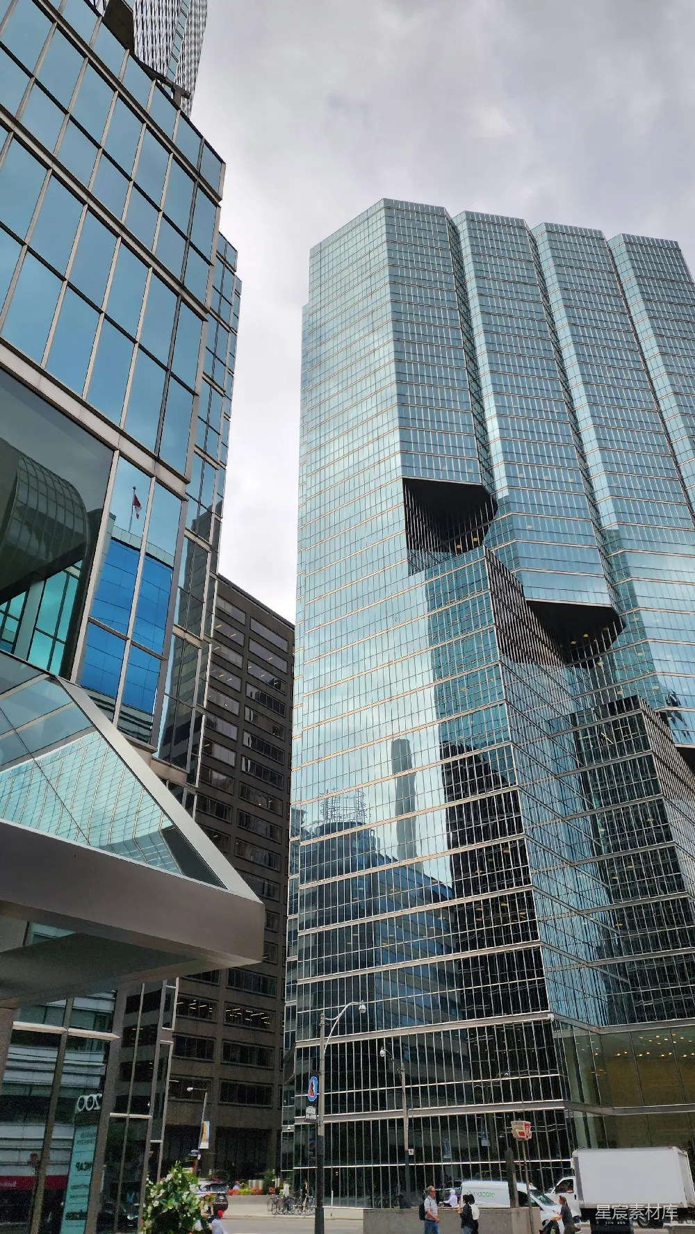 高清摄影  几栋高大的建筑并排矗立着。
