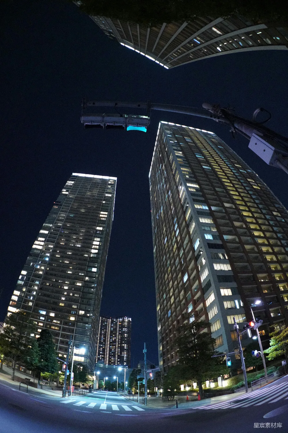 高清摄影  在夜晚，高楼大厦之间有车辆行驶。