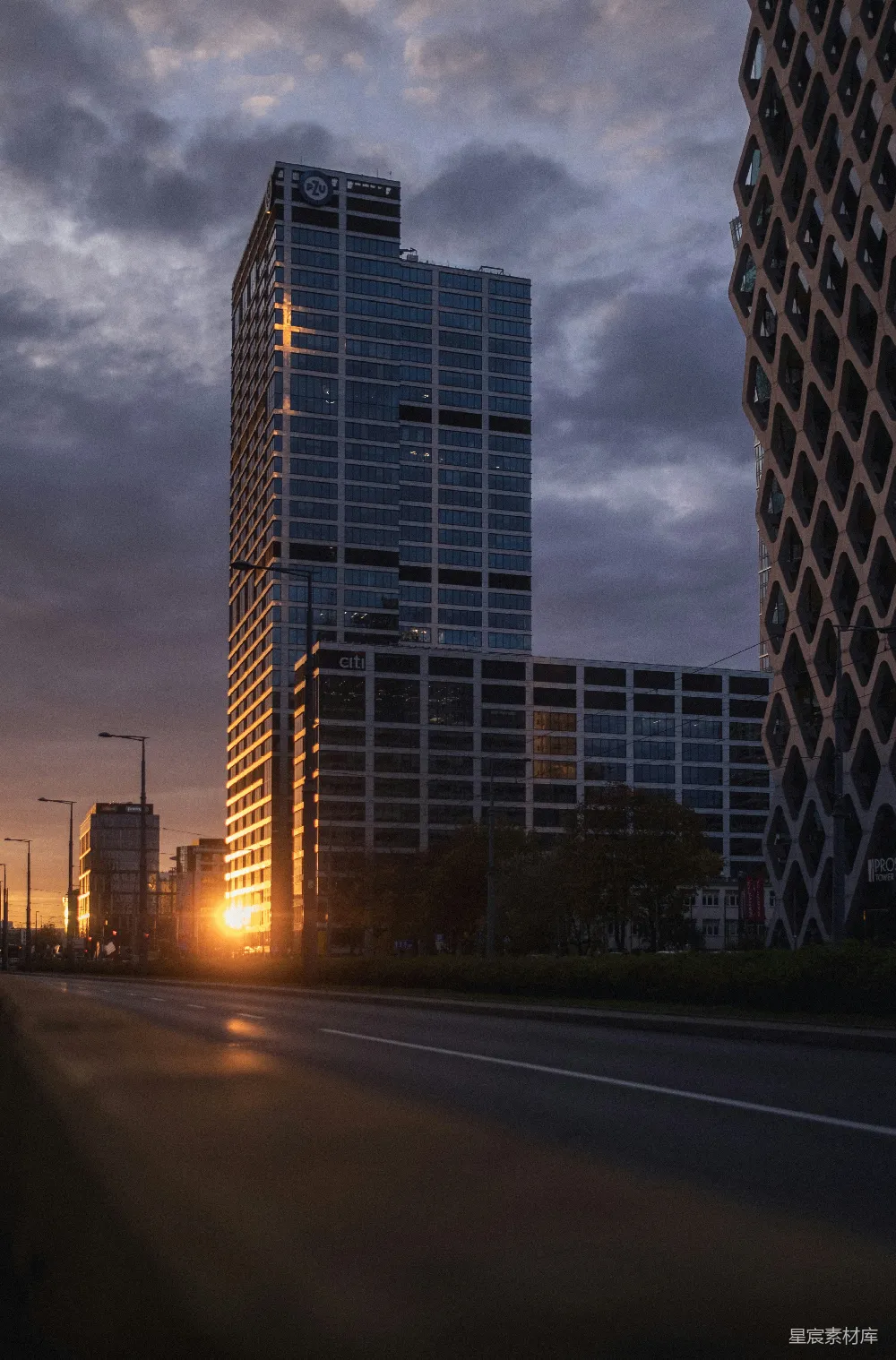 高清摄影  太阳正落在这座高楼林立的城市中。