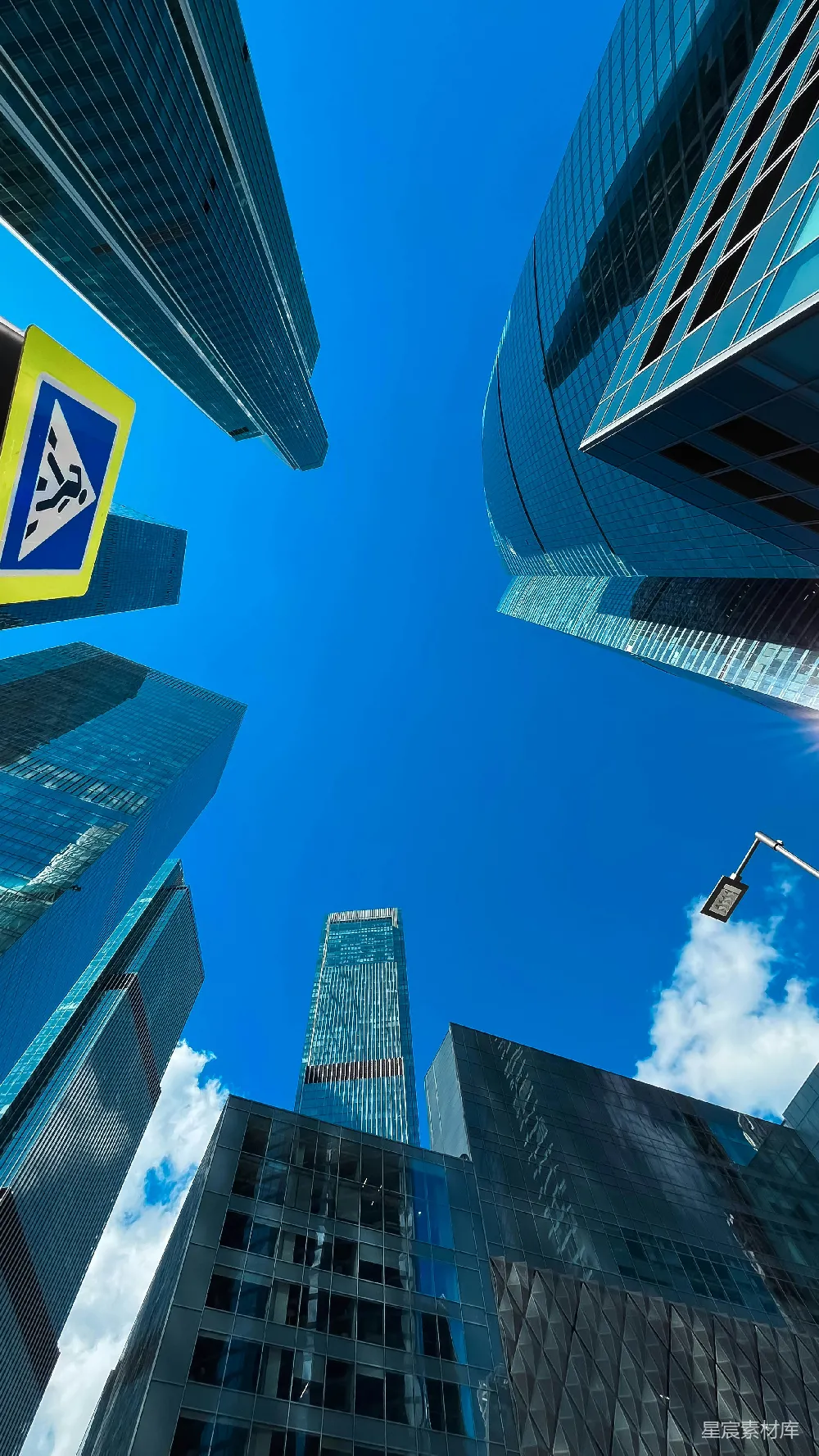高清摄影  一排高大的建筑物，背景是天空。