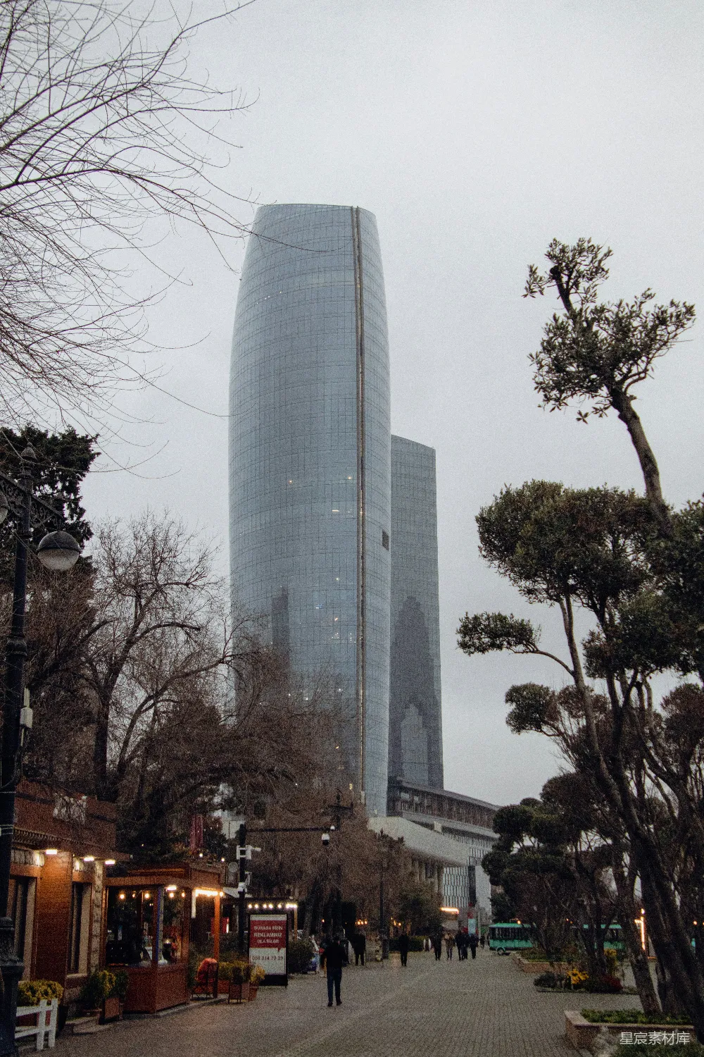 高清摄影  一条城市街道，背景中有一座高楼。