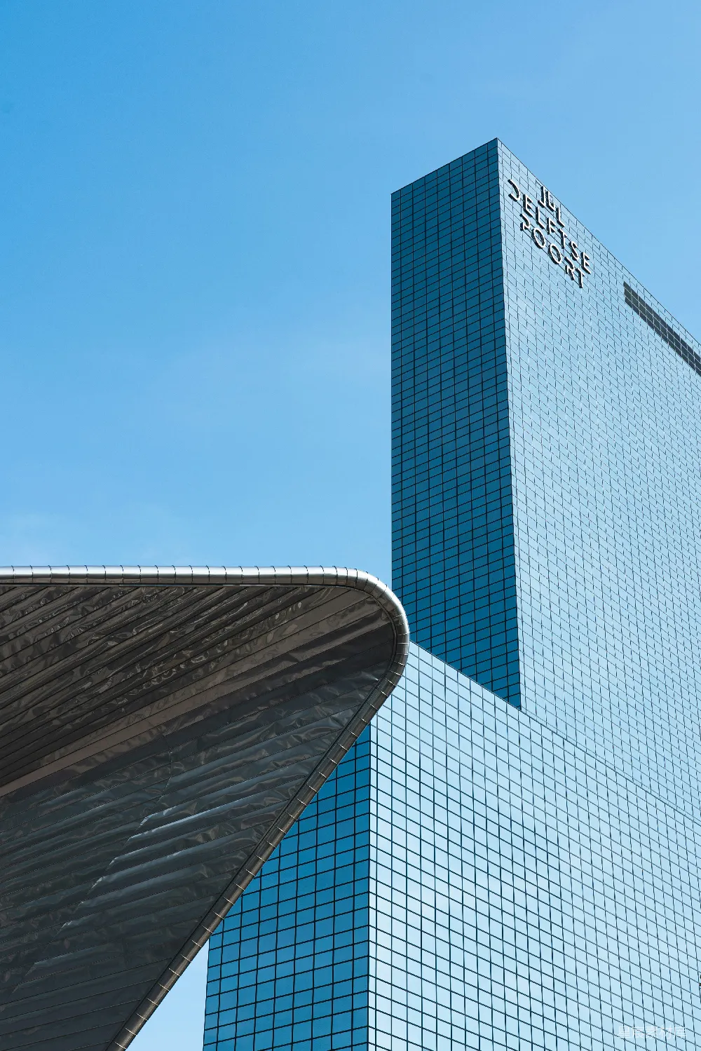 高清摄影  一座高耸入云的建筑，背景是天空。