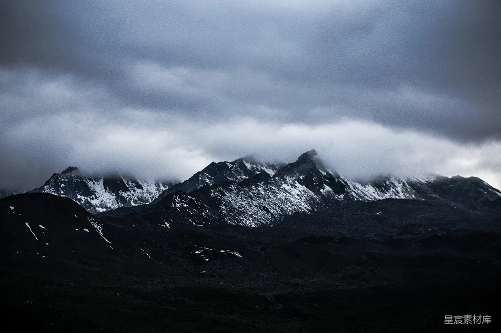 白天雪覆盖的山 under 晴朗的天空