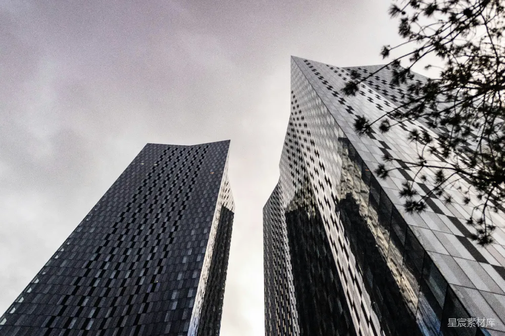 高清摄影  几栋高大的建筑紧挨着彼此。