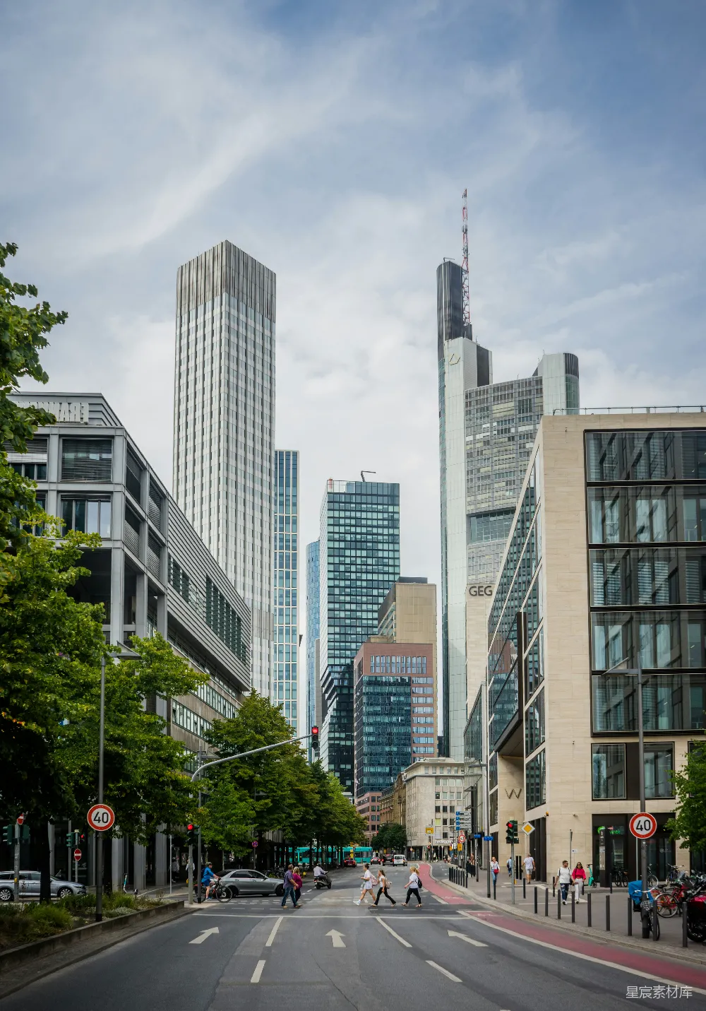 高清摄影  一座城市街道，两旁是高楼大厦。