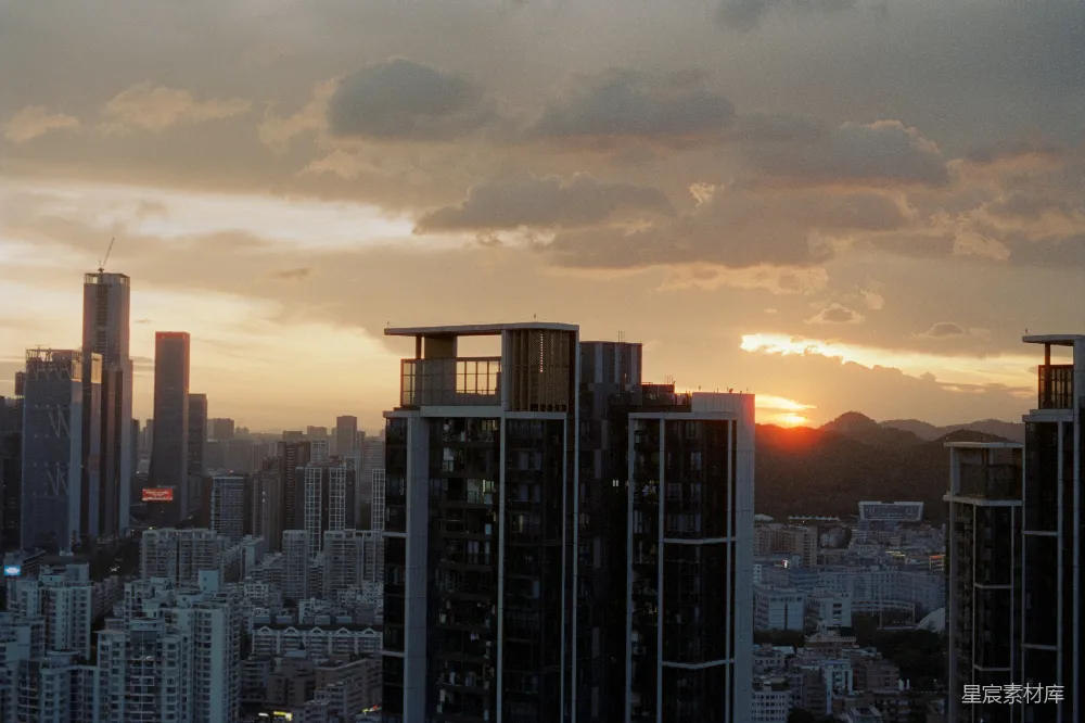 高清摄影 电影 夕阳下的城市天际线，云层壮观。