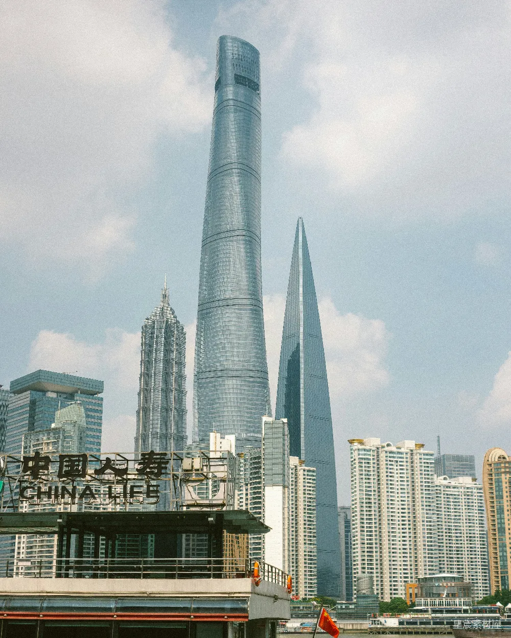 高清摄影  白天白色天空下的城市天际线