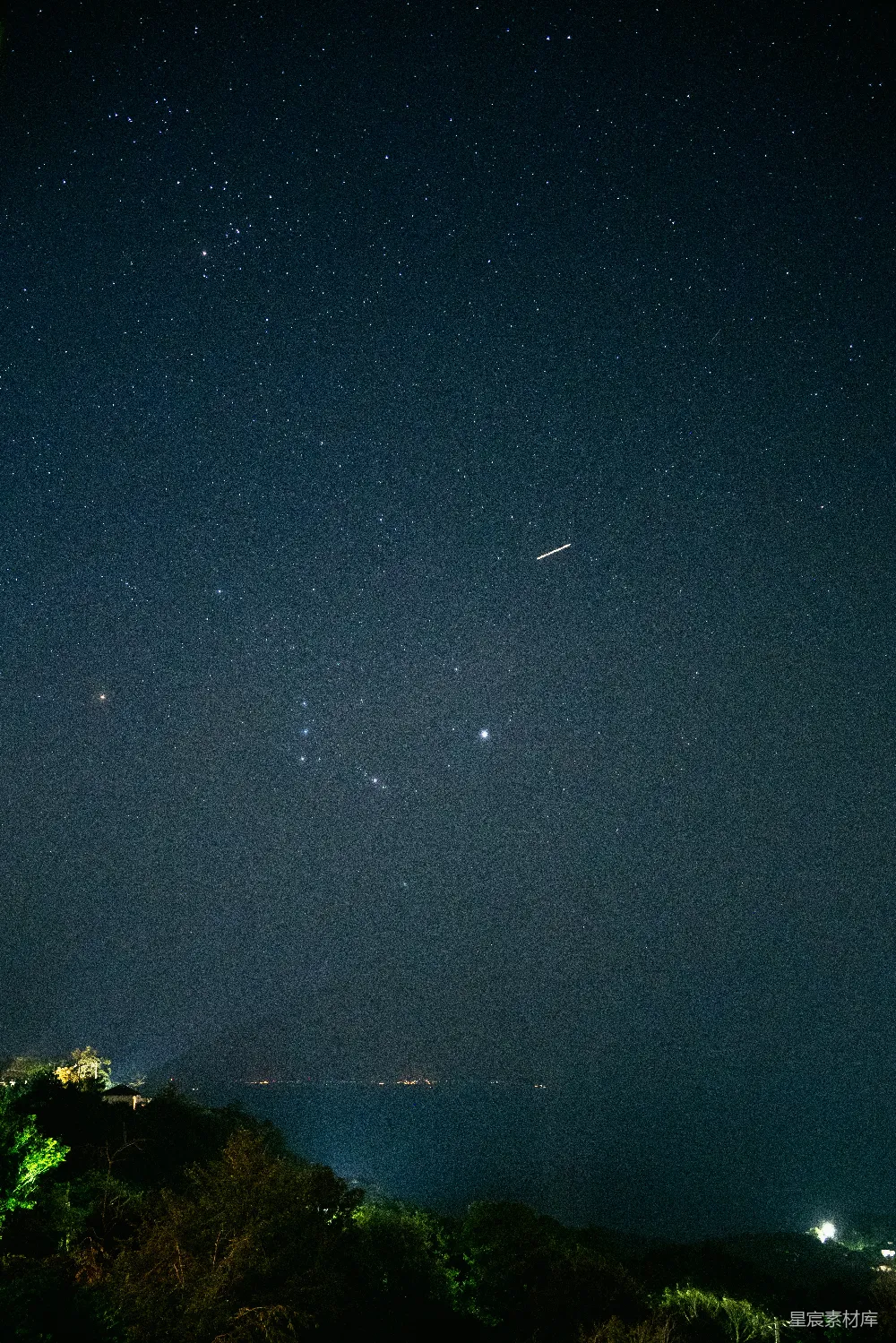 海边和星空下的海洋夜空。