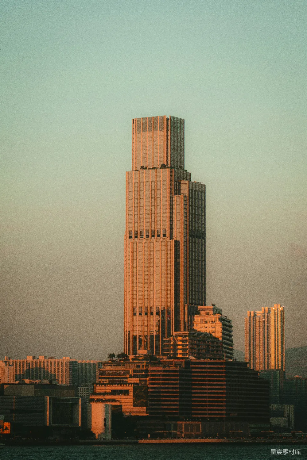 高清摄影  夕阳下白色的混凝土建筑
