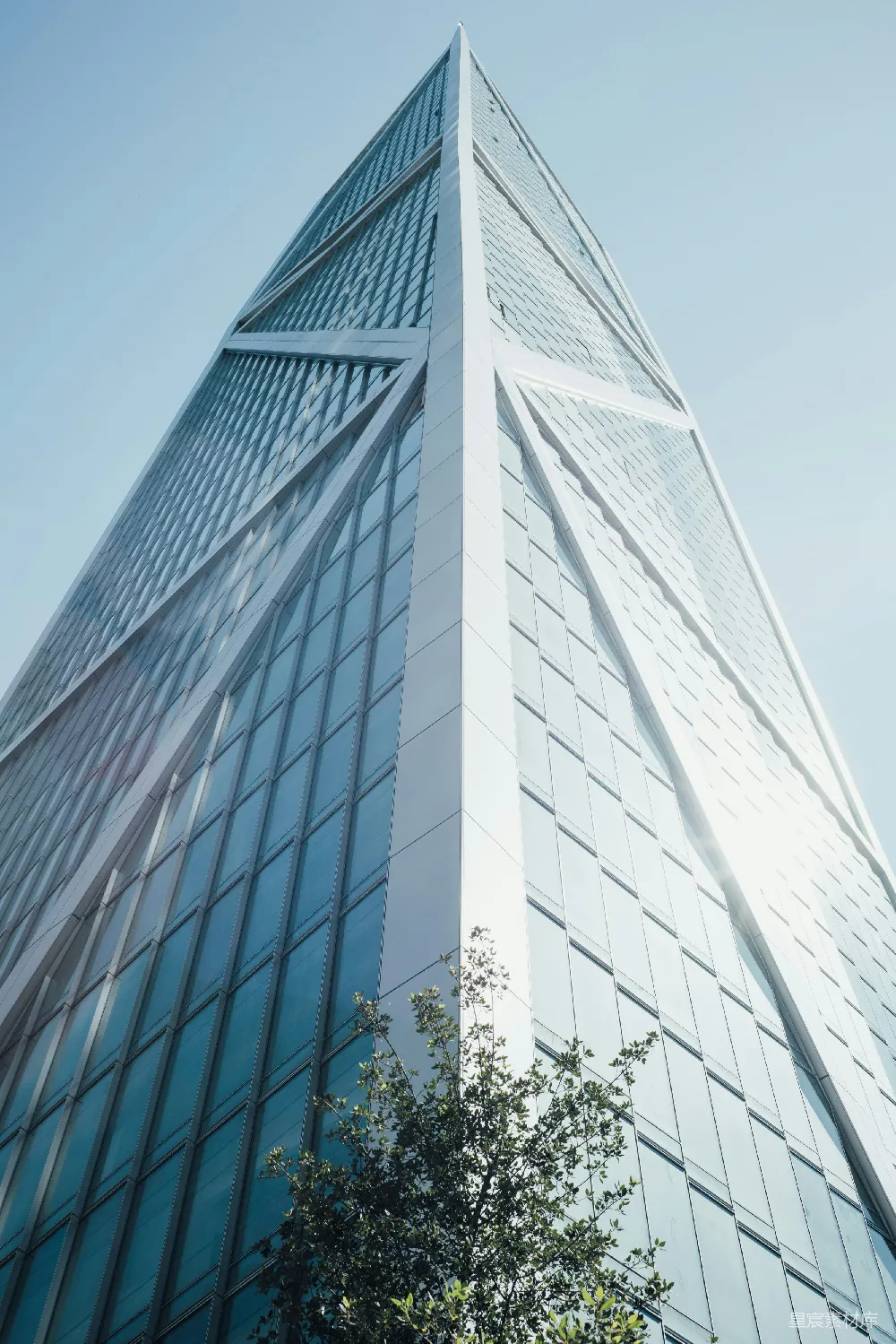 高清摄影  白天拍摄的玻璃幕墙建筑低角度照片