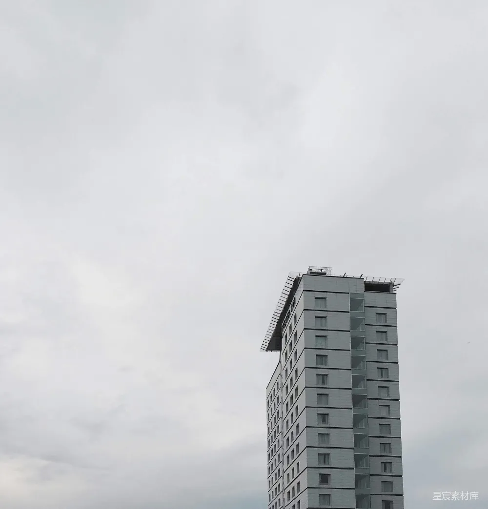 高清摄影  白天的白色天空下灰色混凝土建筑