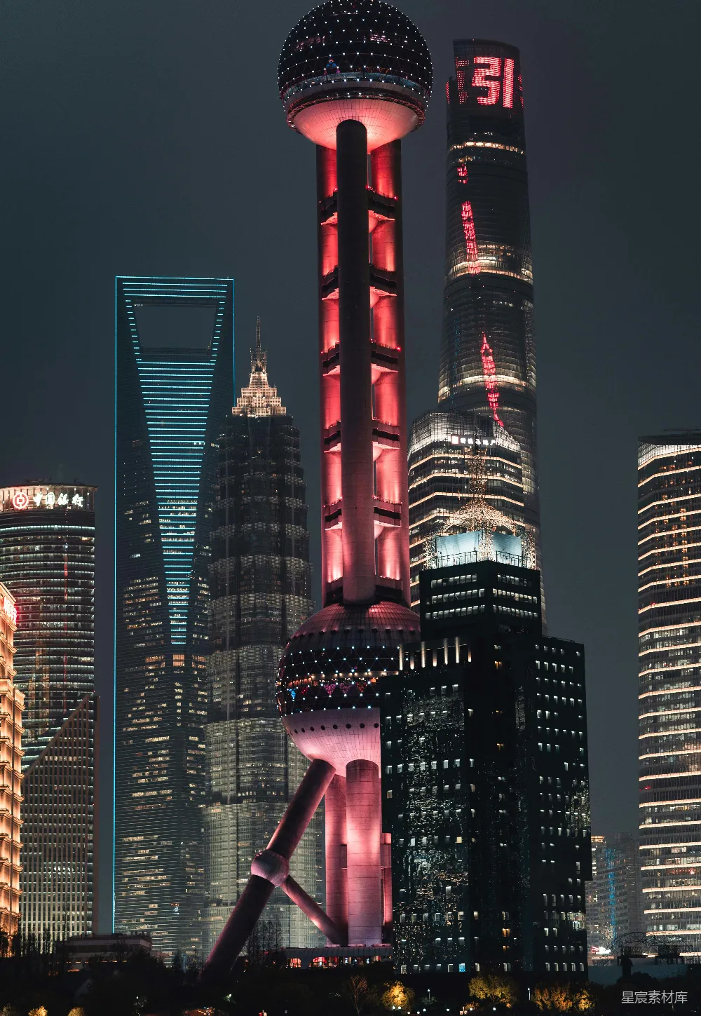 高清摄影  一座很高的建筑，上面有很多灯光。