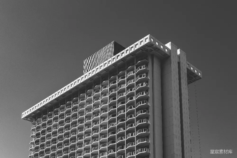 高清摄影 壁纸 一座高大的建筑物下，乌云密布。
