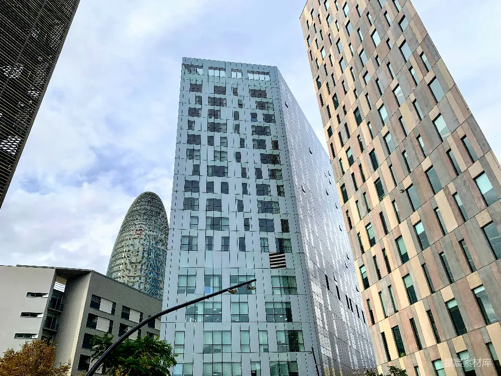 高清摄影  几座高大的建筑物并排相邻