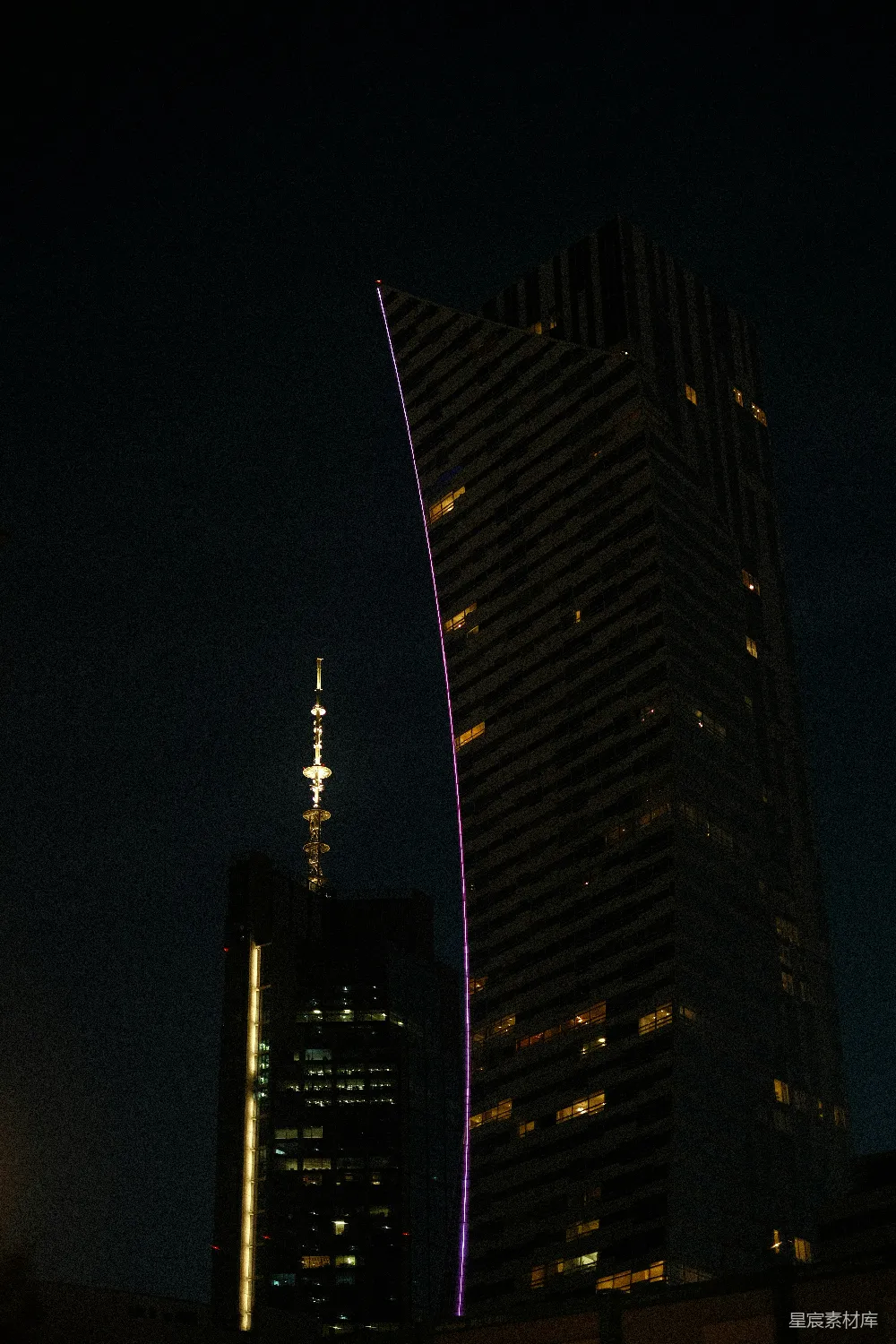 高清摄影  夜晚城市中一座非常高的建筑