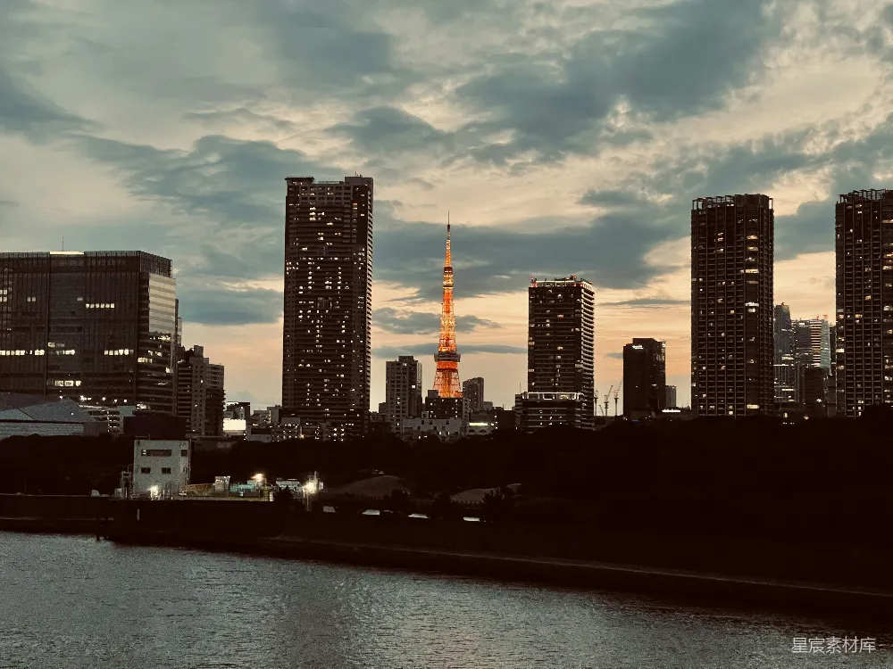 高清摄影  夕阳西下时，水边的城市天际线