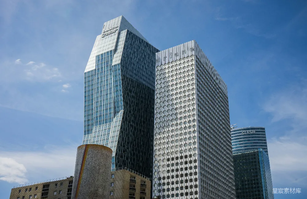 高清摄影  几栋高大的建筑物紧挨着。