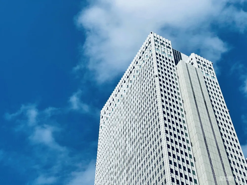 高清摄影  白天蓝天下的灰色混凝土建筑