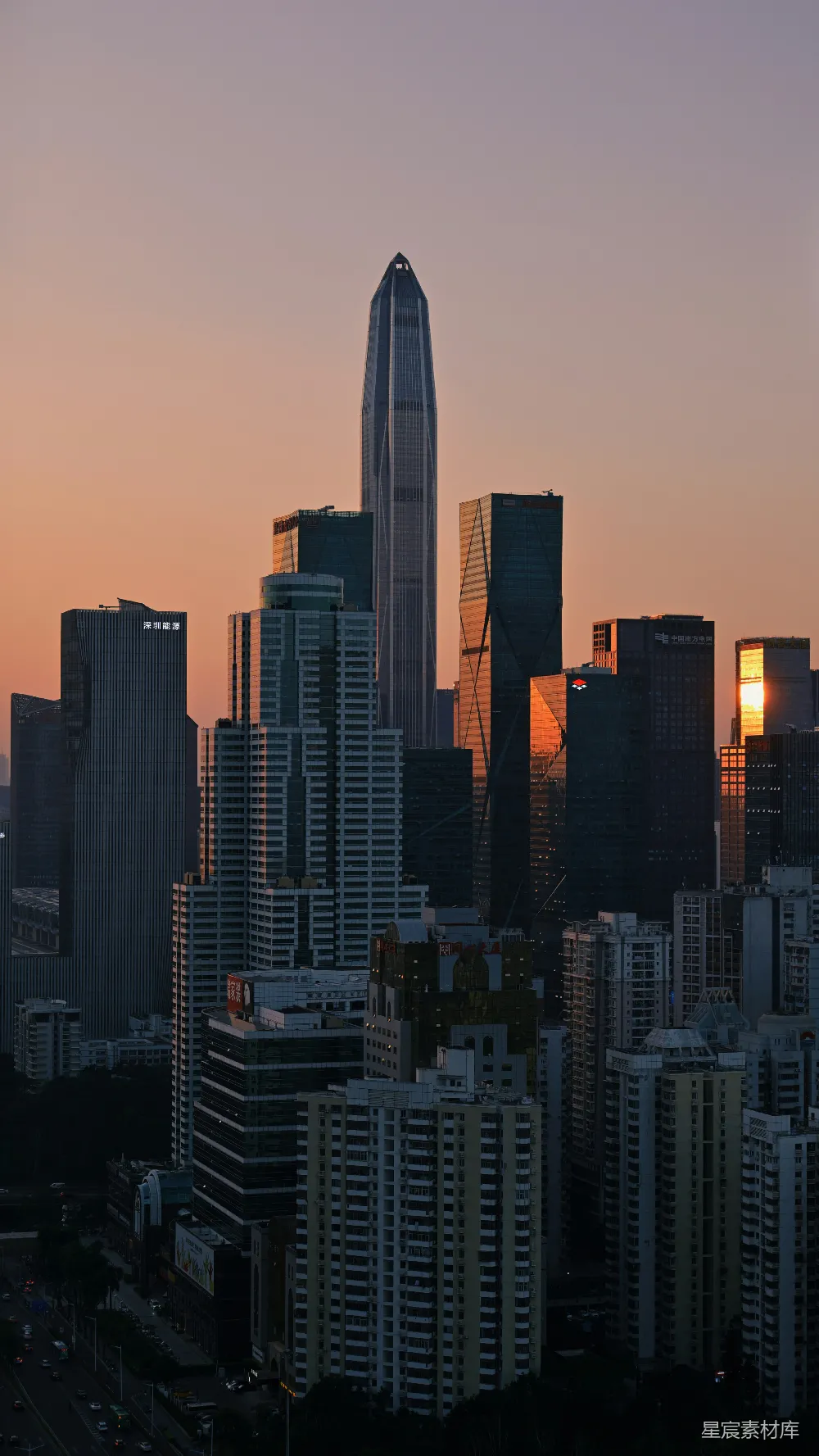 高清摄影  摩天大楼剪影在温暖的夕阳下。