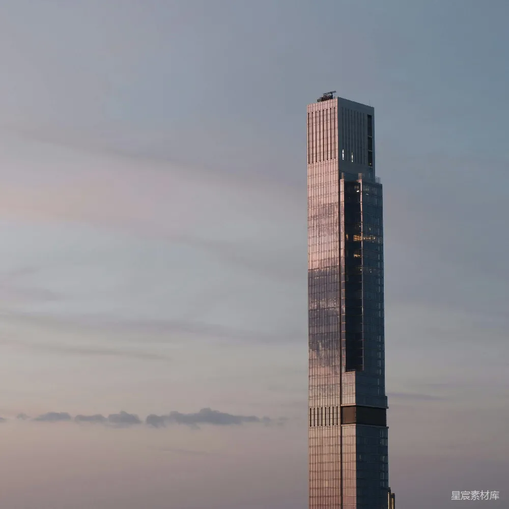 高清摄影  一座非常高大的建筑位于城市中央。