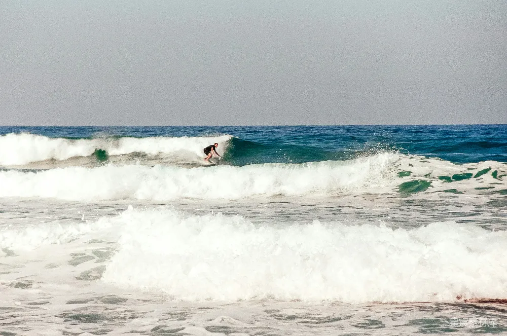 高清摄影 一个骑手在冲浪板上 surfing atop a wave