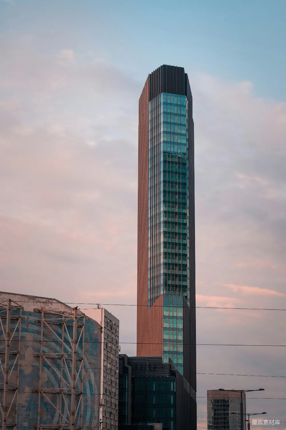 高清摄影 壁纸 一座高大的建筑物，背景是蓝天。