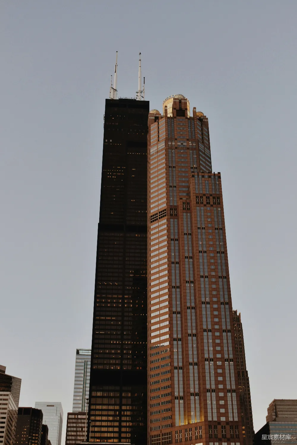 高清摄影  一座非常高大的建筑矗立在城市之上。