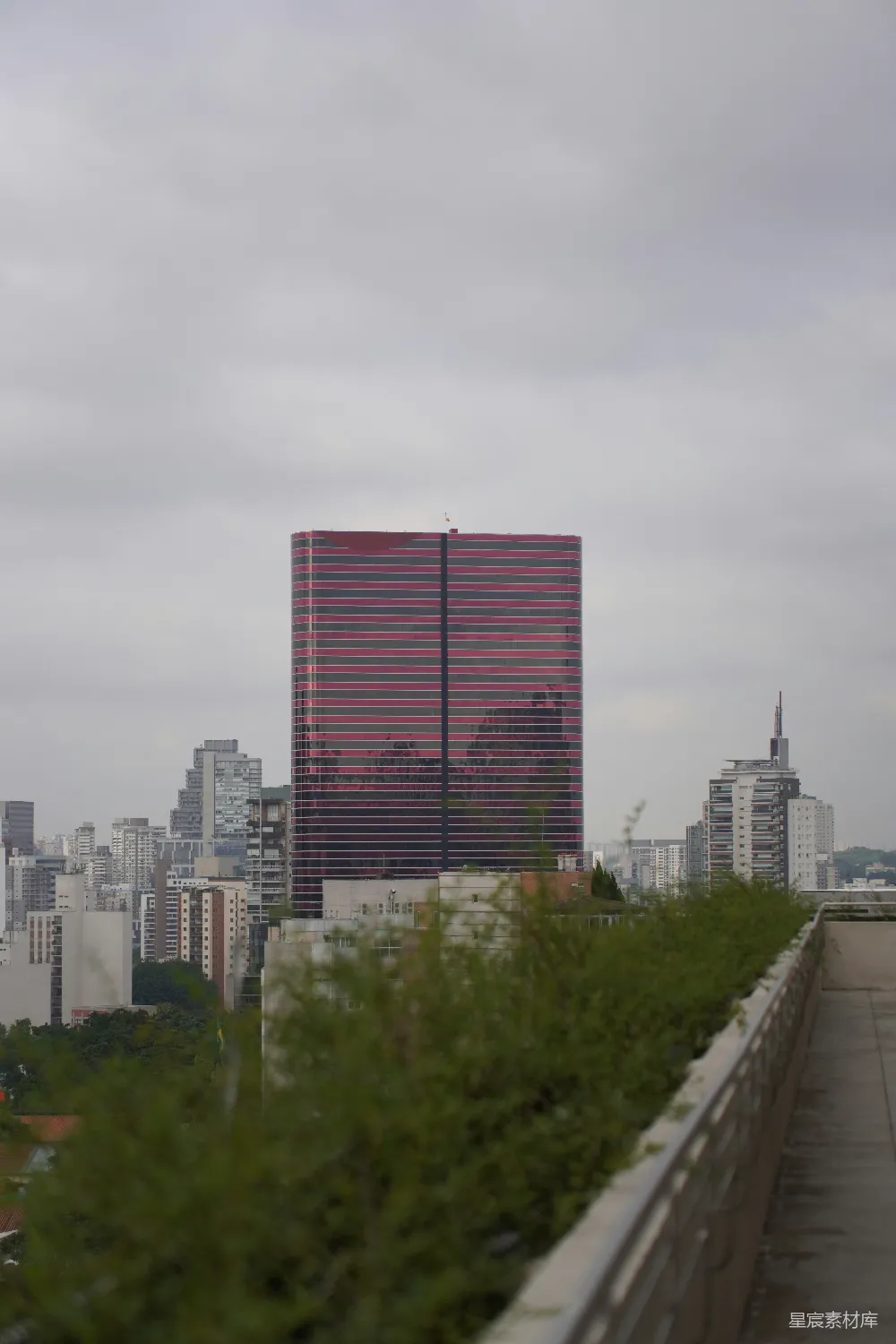 高清摄影  现代玻璃摩天大楼与多云的天空相对