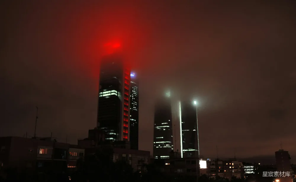 高清摄影  一盏红灯在城市夜空闪烁。