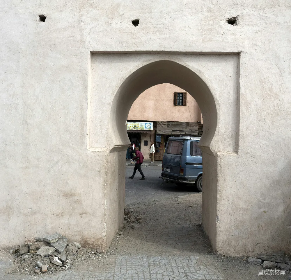 高清摄影  一个拱形的入口框住了街景。