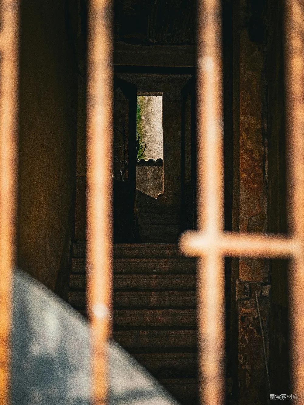 高清摄影  生锈的栏杆在古老的石阶前