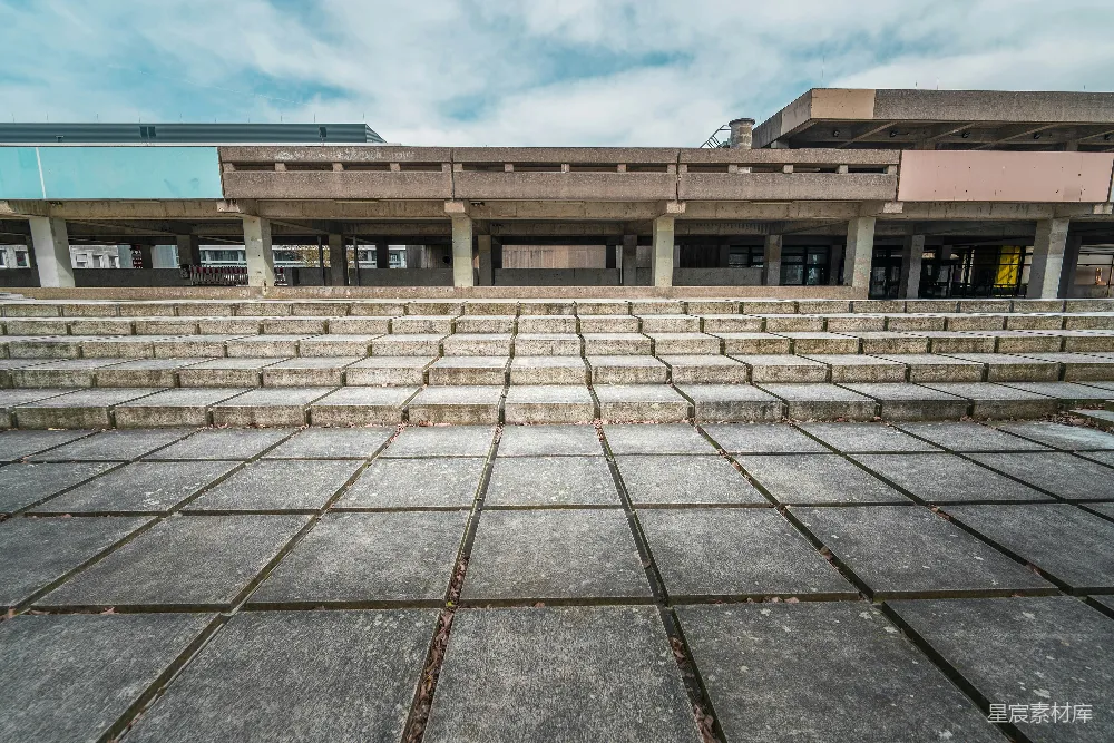 一座大型混凝土建筑，旁边有台阶通往它。