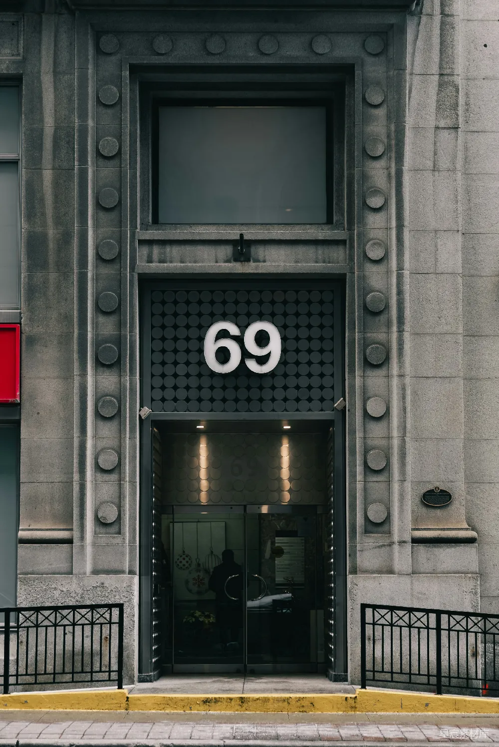 高清摄影  门上方有大数字69的建筑入口