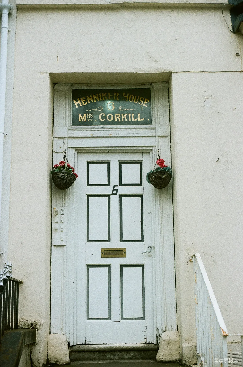 高清摄影  白色的门上标有“heniker house”和“mc corkill”的标志。