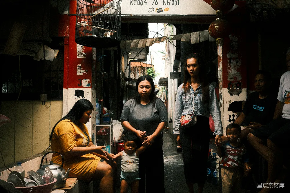 人们站在一条昏暗的小巷里。