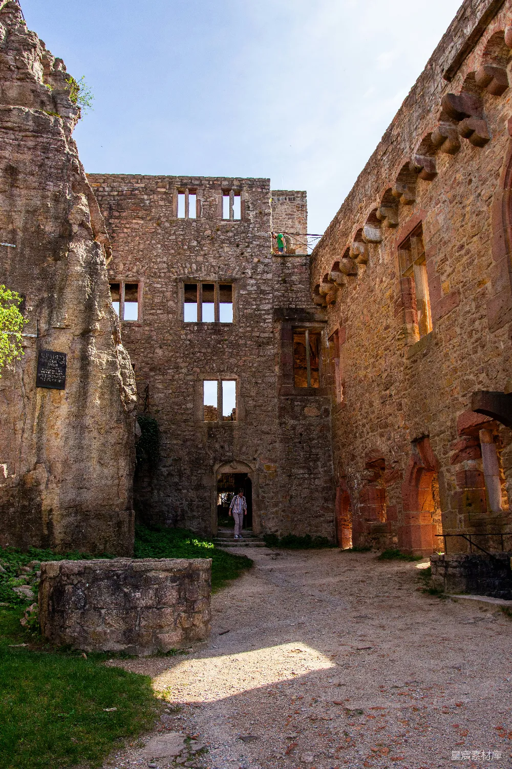 高清摄影  一座石头建筑，两座建筑之间有一条小路。