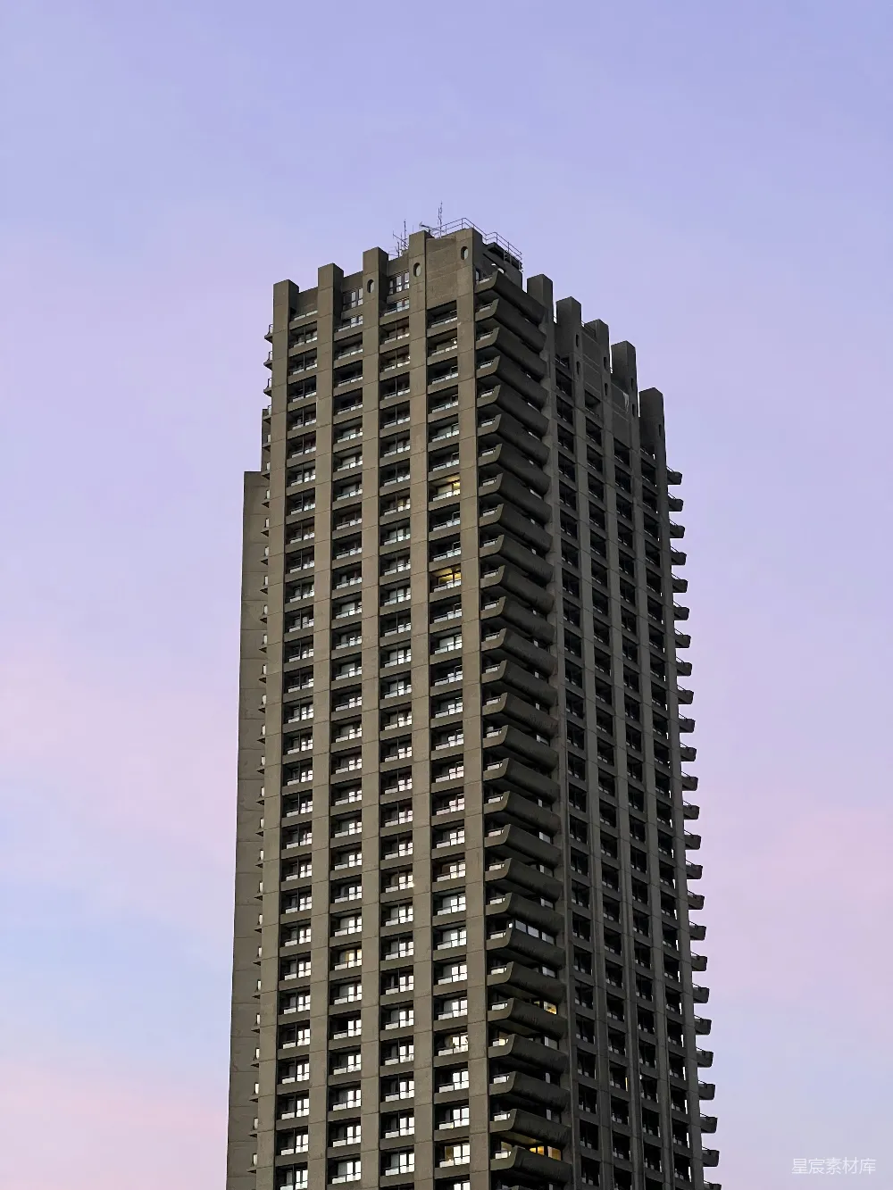 一座有很多窗户的高大建筑