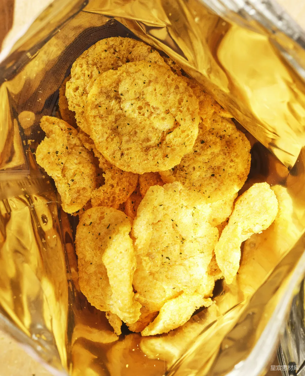 金黄包装里裹着酥脆的土豆片。