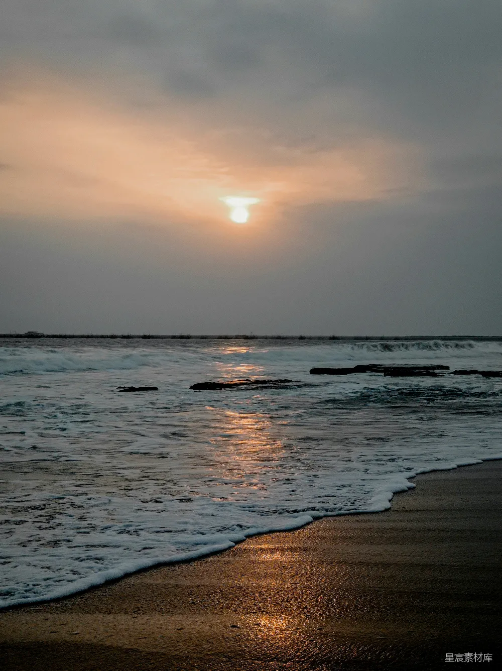高清摄影 海滩上的太阳正在 Setting 落下在水面上。