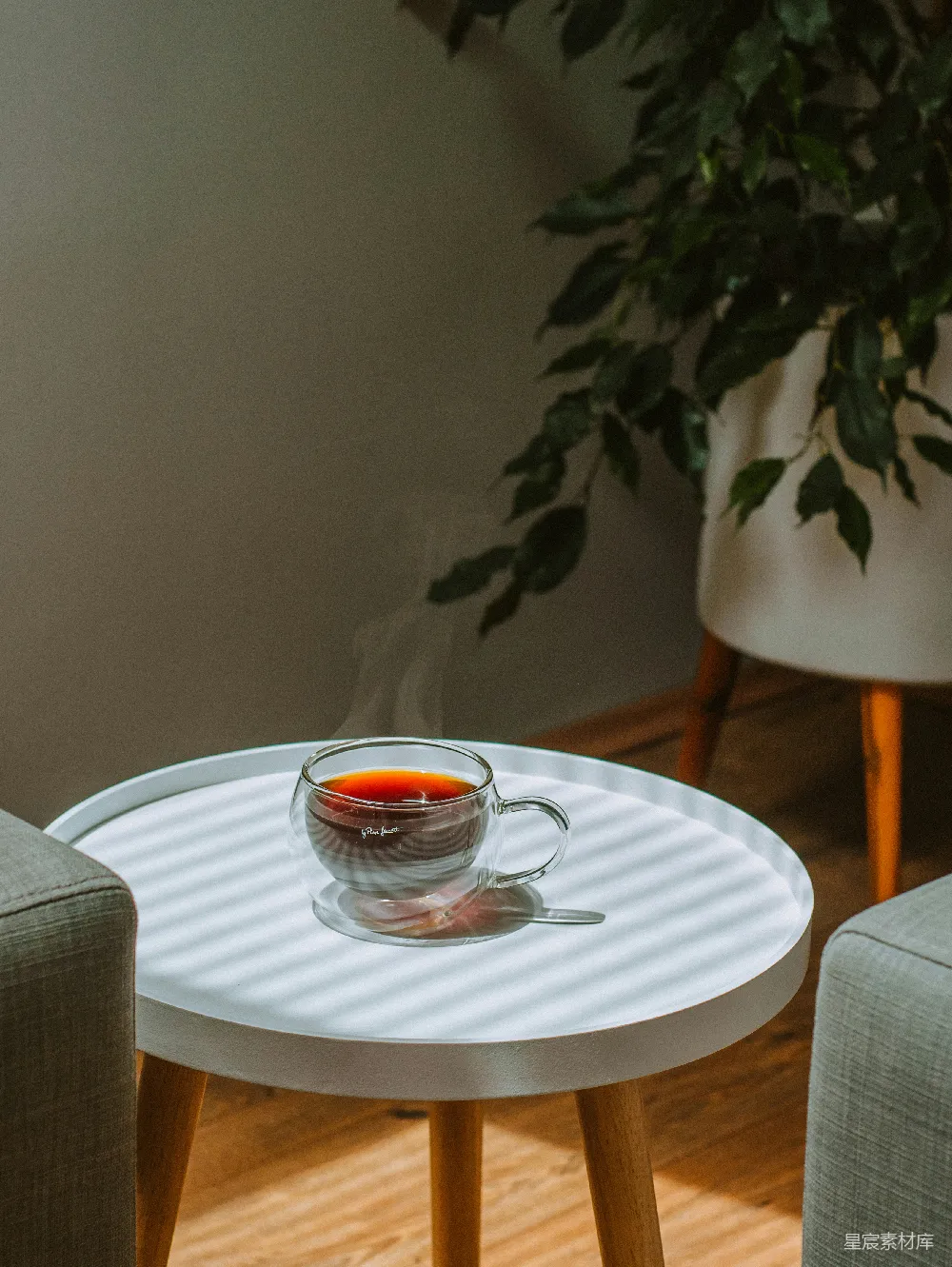 高清摄影  白圆桌上的一只透明玻璃茶杯