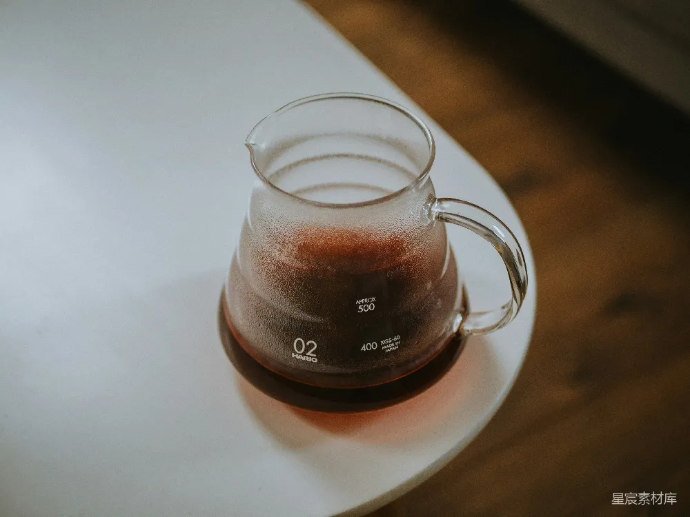 高清摄影  透明玻璃杯放在白色的圆形盘子上