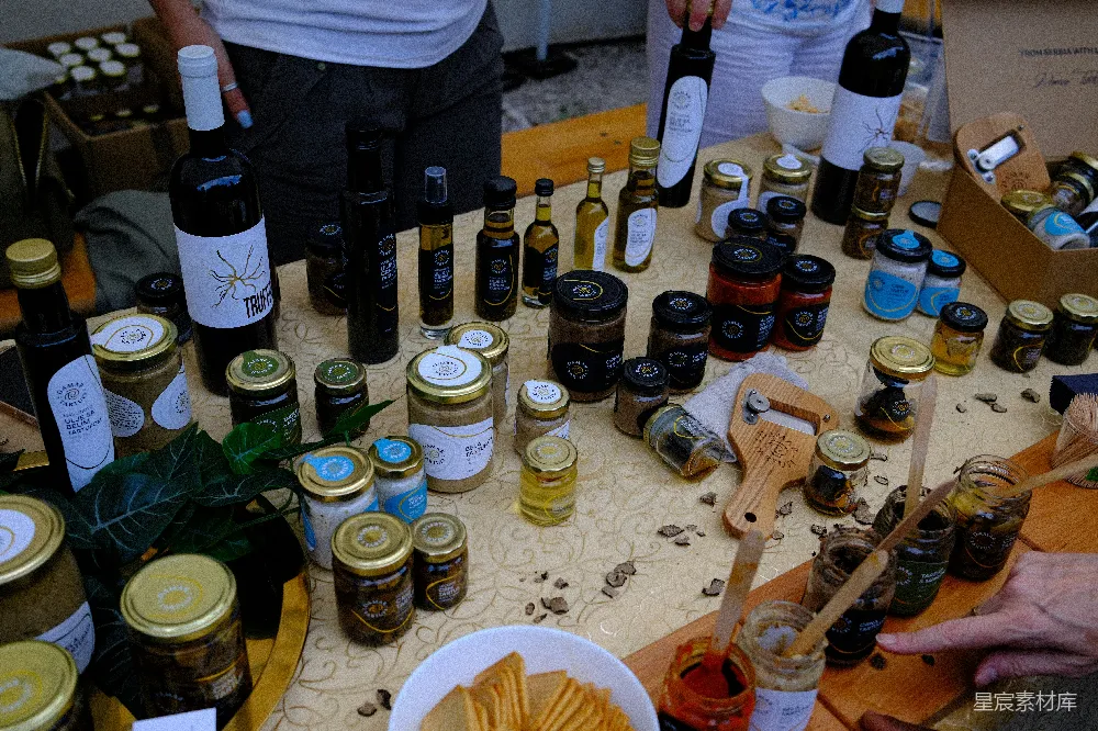 各种手工食品产品、油和葡萄酒展出。