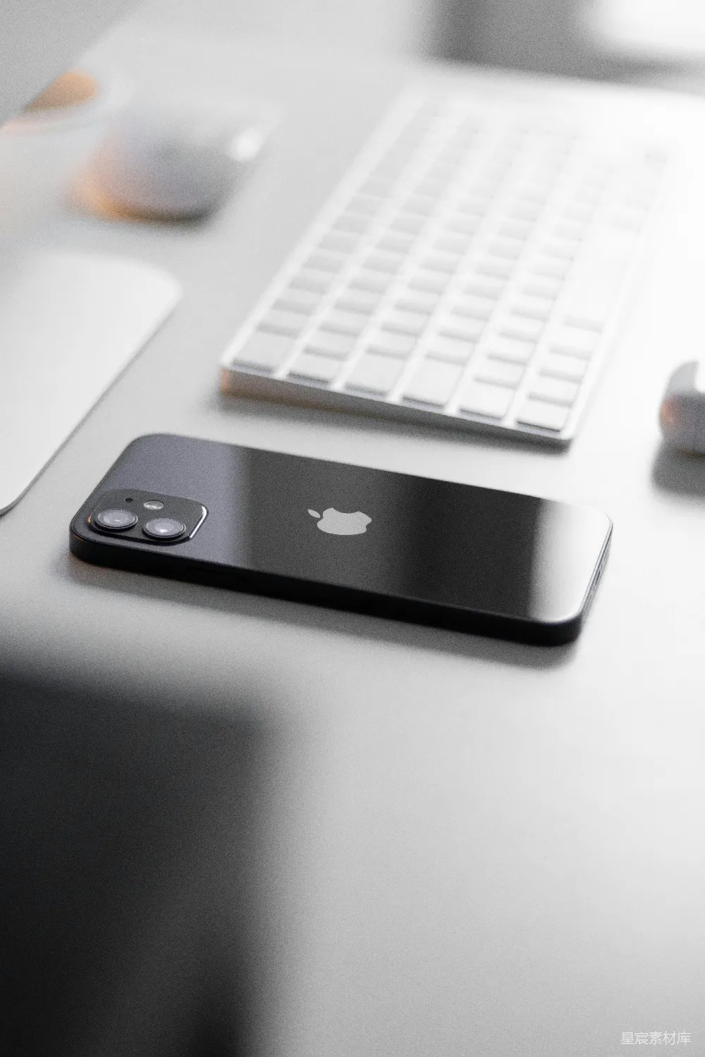 高清摄影  黑色iPhone 7在白色桌子上