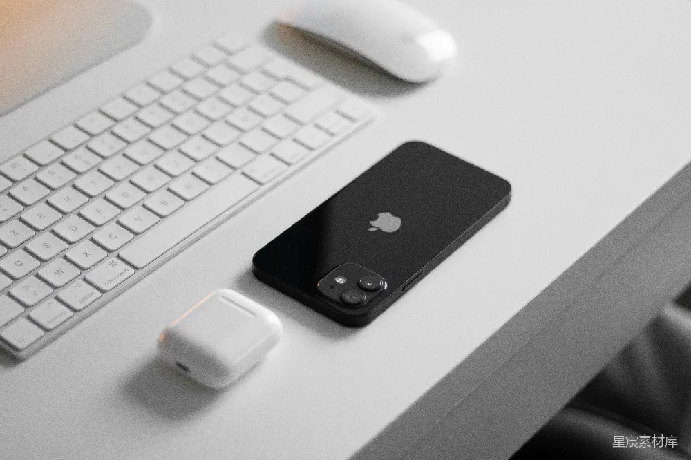 高清摄影  黑色的iPhone 4放置在白色的电脑键盘上。