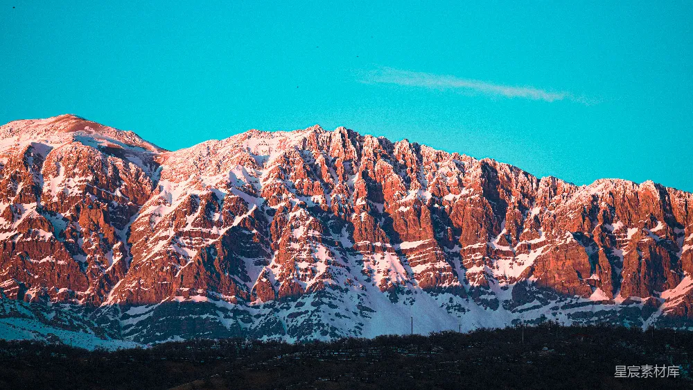 雪冠山巔下的湛蓝天空。