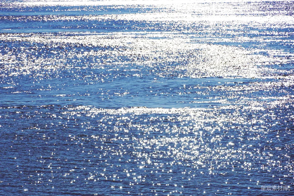 水上冲浪者在水面骑着冲浪板上
