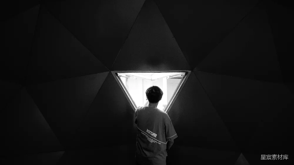 高清摄影  黑白照片中，一个穿着白色衬衫的男人站着。
