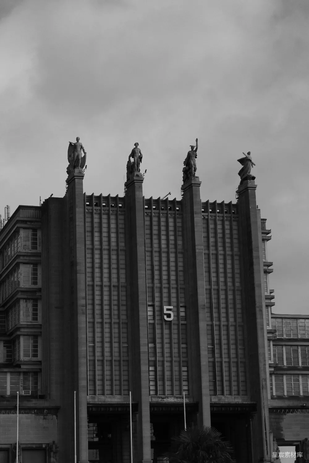 带有屋顶雕像和醒目数字五的 imposing 建筑。
