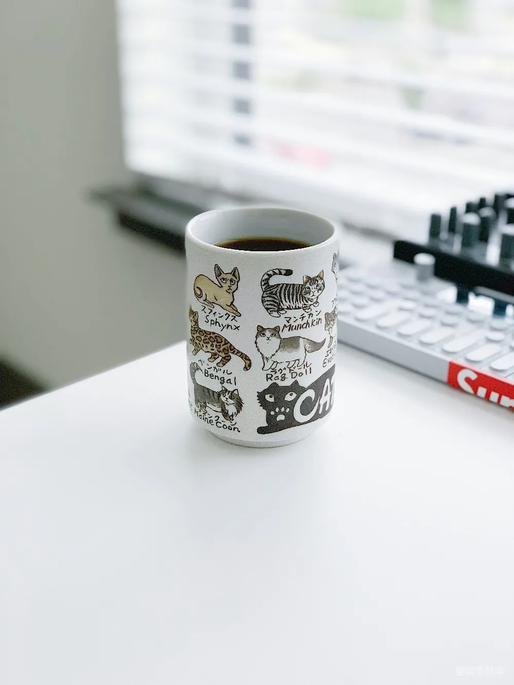 高清摄影  一个咖啡杯在桌子上。