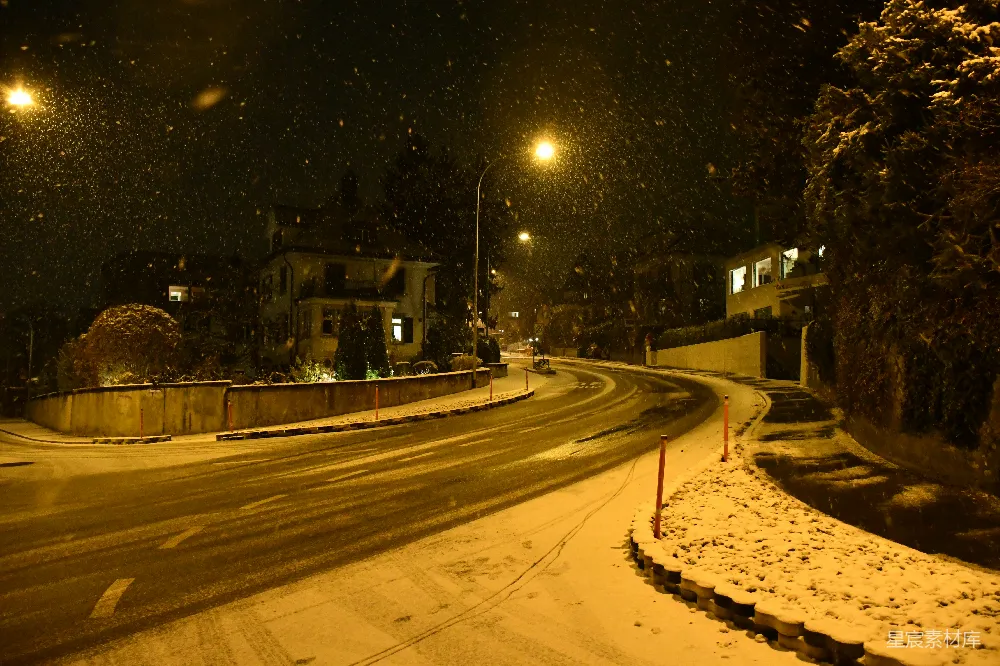 夜晚雪中的街道，灯光闪烁